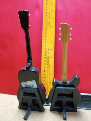 Miniaturas de guitarra y bajo
