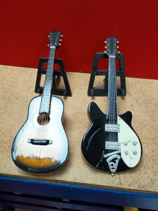 Miniaturas de guitarra y bajo