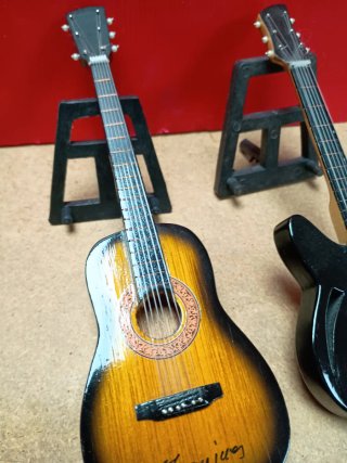 Miniaturas de guitarra y bajo