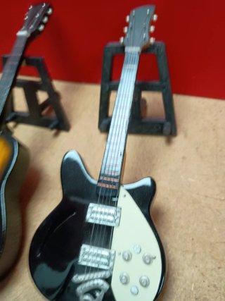 Miniaturas de guitarra y bajo