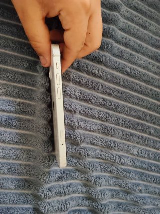 iPhone 12 mini con schermo rotto