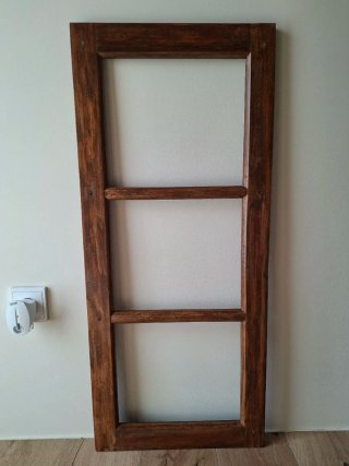Ventana antigua de madera rústica.