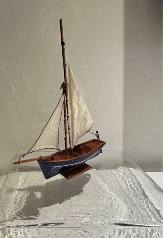 Barca a vela blu in legno con vele in cotone