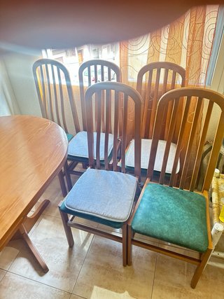 Mesa de dos alas para 10 personas ,con 5 sillas.