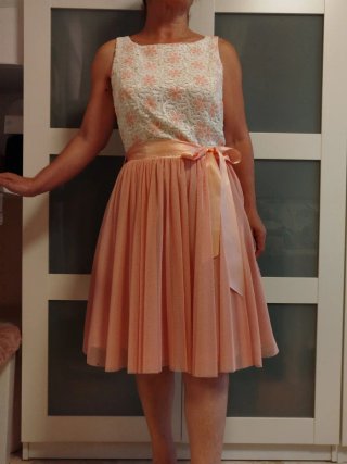 Vestido de fiesta color salmon y blanco