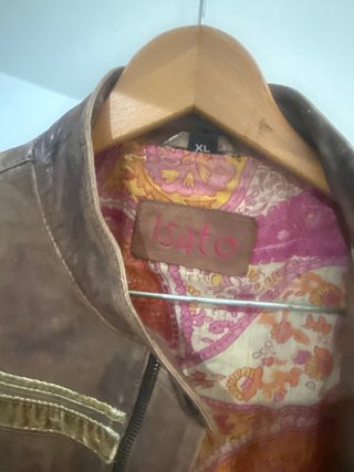 Cazadora de piel marrón bordada