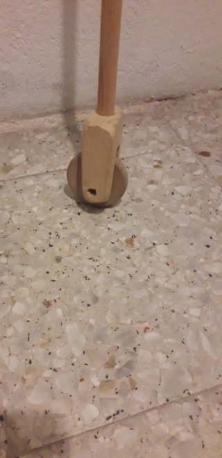 Caballito de madera rojo