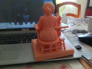 Figura costurera pintada a mano