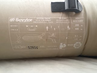 Canoa inflable amarilla para 2 personas.2 chalecos