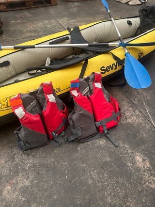 Canoa inflable amarilla para 2 personas.2 chalecos