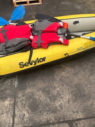 Canoa inflable amarilla para 2 personas.2 chalecos