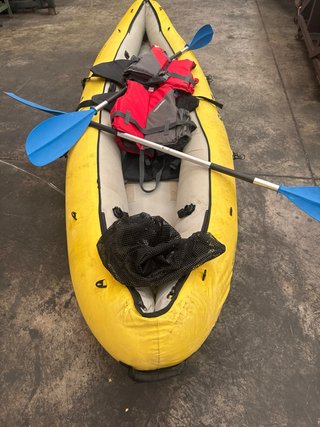 Canoa inflable amarilla para 2 personas.2 chalecos