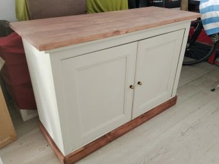 Aparador de madera beige y marrón