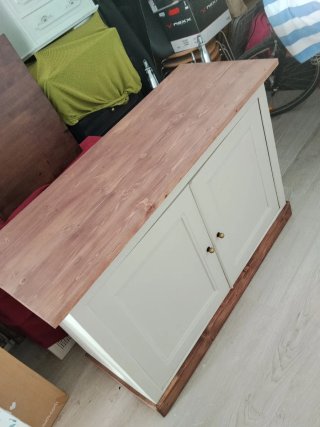 Aparador de madera beige y marrón