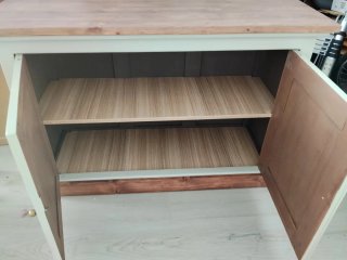 Aparador de madera beige y marrón