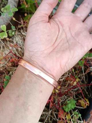Pulsera artesanal ancha de puro cobre abierta