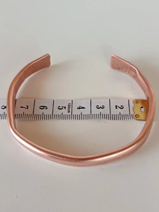 Pulsera artesanal ancha de puro cobre abierta