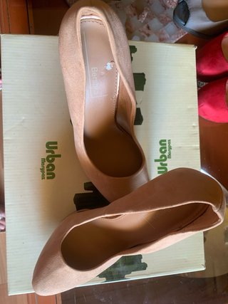 Zapatos de tacón beige elegantes