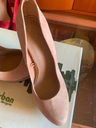Zapatos de tacón beige elegantes