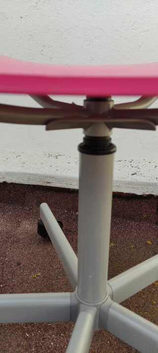 Silla de oficina rosa con ruedas