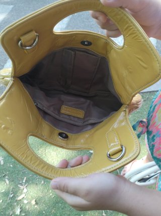 Bolso de mano amarillo