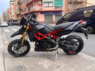 Aprilia Dorsoduro 900 Negra/Roja