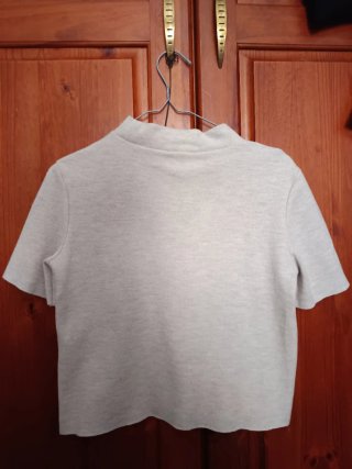Camiseta beige mujer cuello alto manga corta