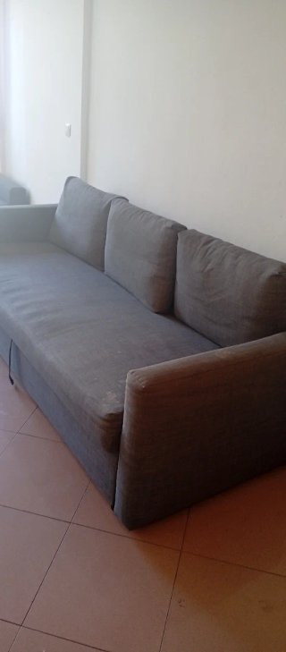 Sofá gris de tela