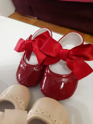 Zapatos de bebé con lazo.10 € los dos.