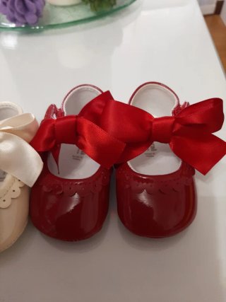 Zapatos de bebé con lazo.10 € los dos.