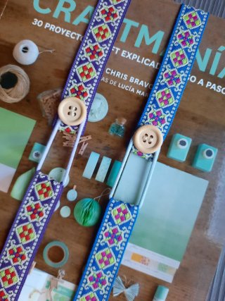 Punto de lectura o marcapáginas con goma elástica