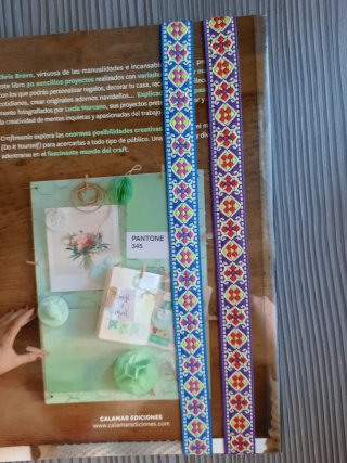 Punto de lectura o marcapáginas con goma elástica