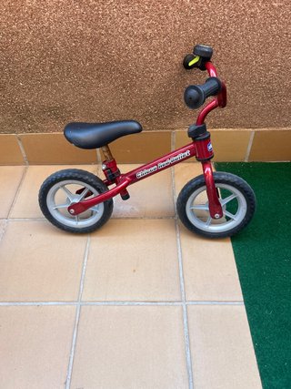 Bicicleta de equilibrio roja