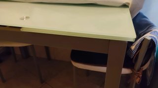 Mesa de cocina gris y transparente
