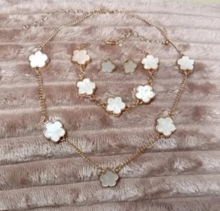 Conjunto collar, pulsera y pendientes flor