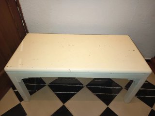 Mesa auxiliar de madera beige