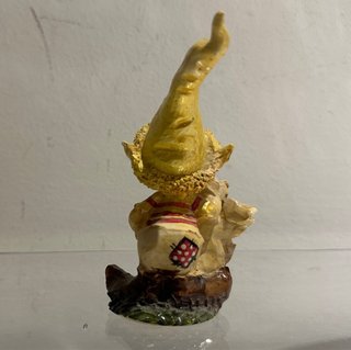 Gnomo giallo con pergamena