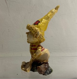 Gnomo giallo con pergamena