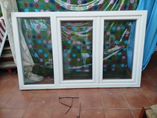 Ventana blanca de 3 hojas