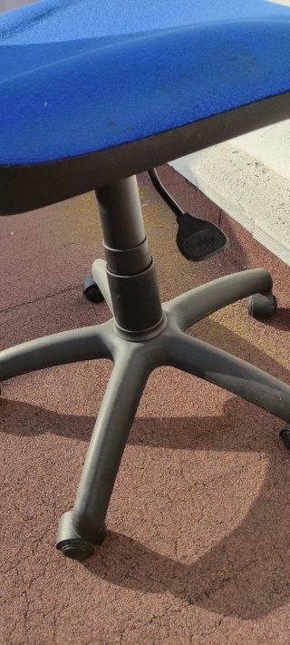 Silla de oficina con ruedas azul