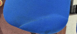 Silla de oficina con ruedas azul