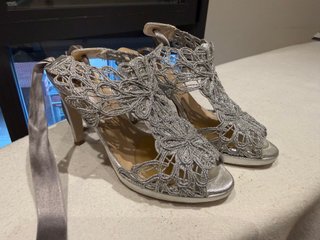 Zapatos de tacón plateados con encaje