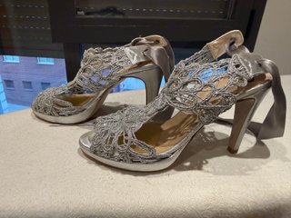 Zapatos de tacón plateados con encaje
