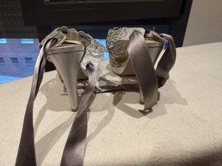 Zapatos de tacón plateados con encaje