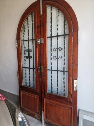 Puertas de entrada de madera con rejas