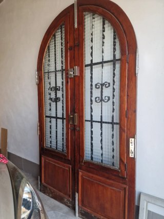 Puertas de entrada de madera con rejas