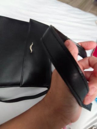 Bolso negro de piel con detalle dorado