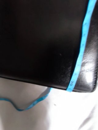 Bolso negro de piel con detalle dorado
