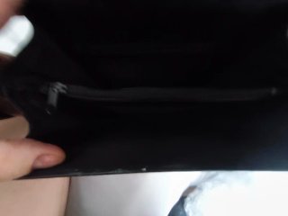 Bolso negro de piel con detalle dorado