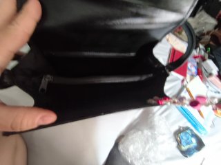 Bolso negro de piel con detalle dorado